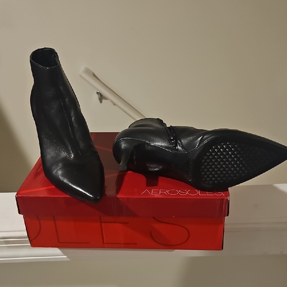 AEROSOLES Black Pointed Toe Ankle Kitten Heel Boots